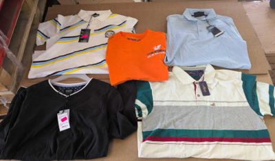de nombreux polos pour hommes étalés par terre
