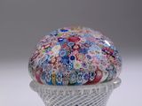 un saladier en verre orné d'un motif floral sur le dessus