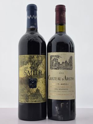 deux bouteilles de vin posées l'une à côté de l'autre sur une table
