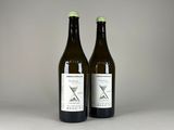 deux bouteilles de vin posées l'une à côté de l'autre sur une table