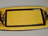 plateau rectangulaire jaune et noir orné d'oiseaux et de fleurs