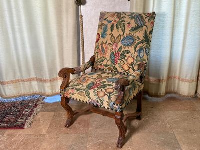 une chaise placée devant une lampe