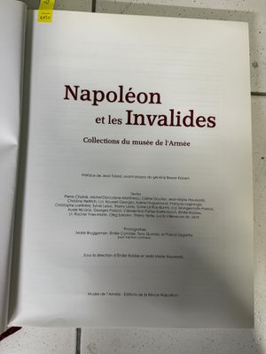 un livre ouvert posé sur une table à côté d'une tasse de café