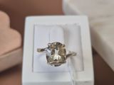 une bague qui se trouve dans une boîte sur une table