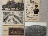 plusieurs vieilles cartes postales de différents types et formats posées sur une table