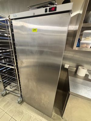 un réfrigérateur en acier inoxydable dans une cuisine professionnelle