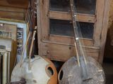 de nombreux instruments de musique posés par terre dans une pièce