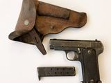 un pistolet et un étui posés sur une surface blanche