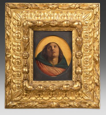 un tableau représentant une femme dans un cadre doré avec une écharpe verte
