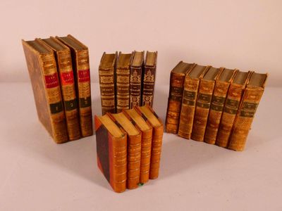 plusieurs vieux livres empilés sur une table