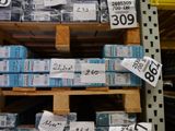 de nombreuses boîtes de papier toilette sur les rayons du magasin