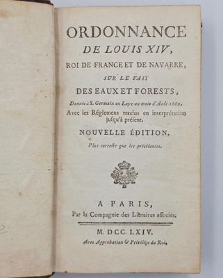 un livre ouvert avec un titre en noir et blanc