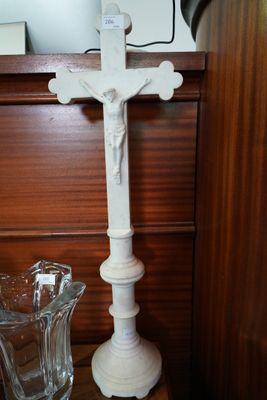 Crucifix en marbre. H. 76 cm. En l'état