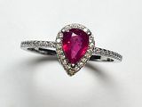 un gros plan sur une bague en rubis et diamants en forme de cœur