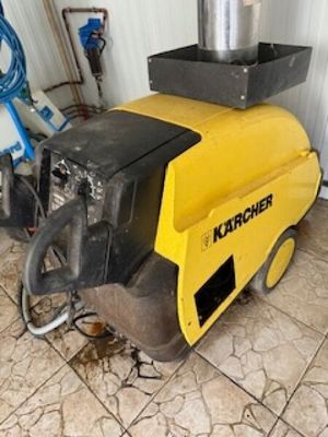 une machine posée sur le sol de la pièce