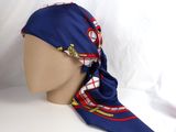 un bandana bleu et rouge orné d'un motif rouge et blanc