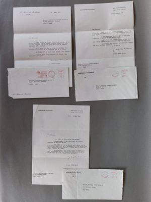 un réfrigérateur sur lequel sont posés tout un tas de papiers
