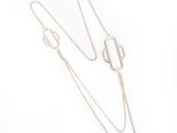 collier en argent avec une longue chaîne et un fermoir, sur fond blanc