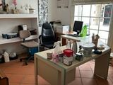 un bureau avec une chaise et un ordinateur dans une pièce