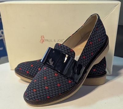les chaussures sont sur la table, près de la boîte posée sur la table