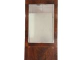une photo d'une armoire à miroir en bois avec une porte en verre