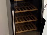 une cave à vin dans laquelle se trouvent plusieurs bouteilles