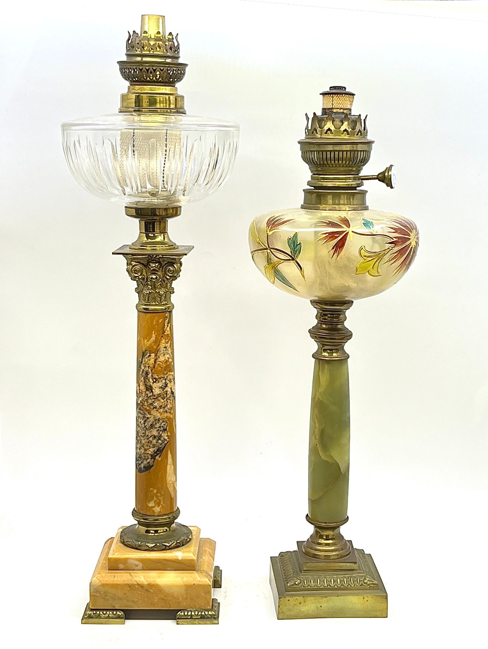 Ensemble de deux lampes à pétrole, l’une à piétement marbre …