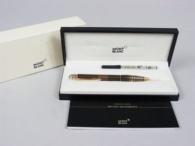 un stylo qui se trouve dans une boîte sur une table
