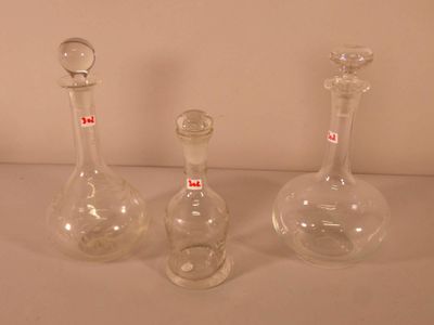 trois vases en verre posés sur une table