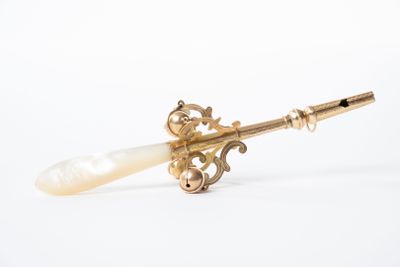 Hochet siffleur en or jaune 18k (750 millièmes), le fût octo…