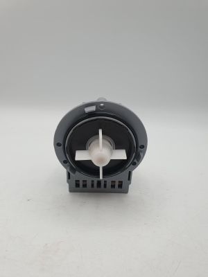 un gros plan d'un petit objet noir sur une surface blanche