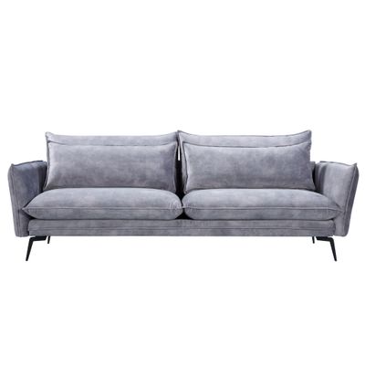 un canapé gris sur lequel sont posés deux coussins