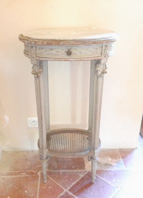 a small table with a shelf on it in a room