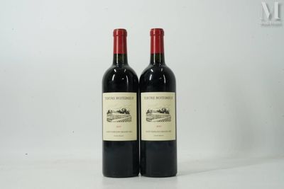 deux bouteilles de vin posées l'une à côté de l'autre sur une table