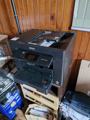 une imprimante posée sur une pile de cartons