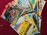 de nombreux livres pour enfants posés sur une table rouge