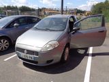 deux voitures garées l'une à côté de l'autre dans un parking