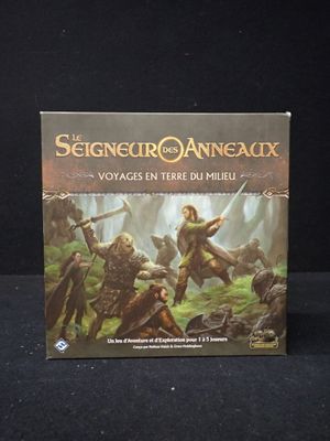 une image représentant une boîte de jeu sur laquelle figure un groupe de personnes dans les bois