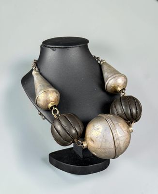 gros plan d'un collier sur un mannequin posé sur une table
