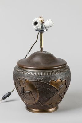 l'image d'une lampe posée sur une table