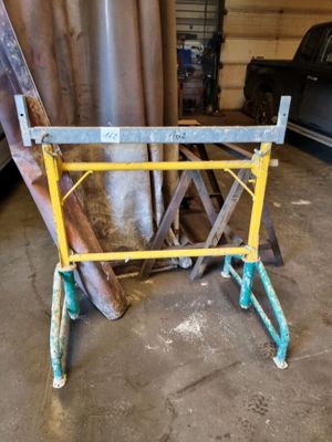 une petite table posée au milieu d'un garage