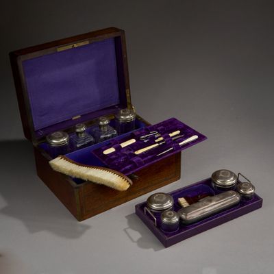 une boîte violette contenant des couverts, posée sur une table