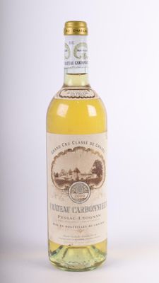 une bouteille de vin blanc posée sur une table
