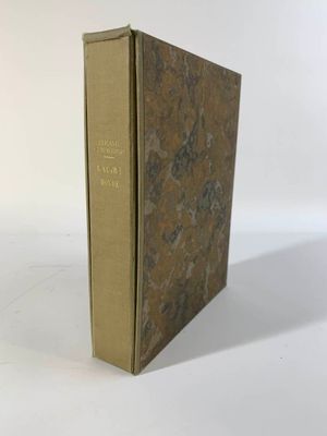 un vieux livre posé sur une table blanche à côté d'un mur blanc