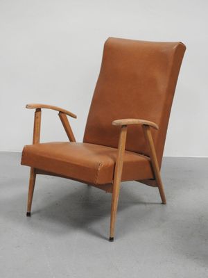 une photo d'un fauteuil en cuir marron avec une structure en bois