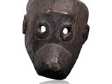 une image d'un masque en bois sur fond blanc