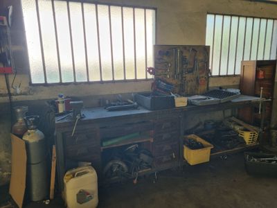 un garage avec beaucoup d'outils et une fenêtre