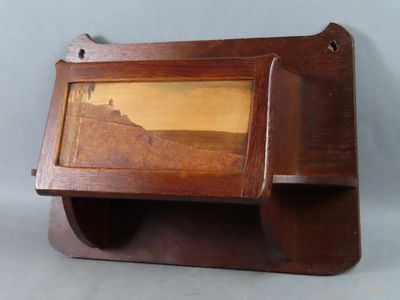 une vieille photo représentant une étagère en bois sur laquelle est posée une photo