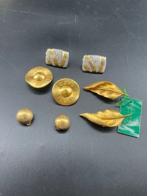gros plan d'une table sur laquelle sont posés des bijoux