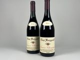 deux bouteilles de vin rouge posées l'une à côté de l'autre sur une table